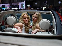 Женевский автосалон заполонили  девушки