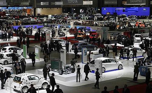 Женевский автосалон заполонили  девушки