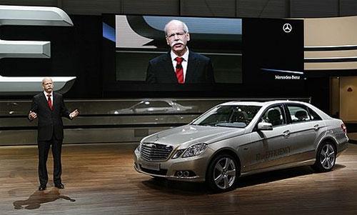 Женевский автосалон заполонили  девушки