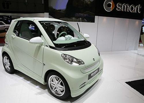 Женевский автосалон заполонили  девушки