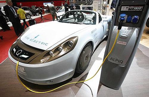 Женевский автосалон заполонили  девушки