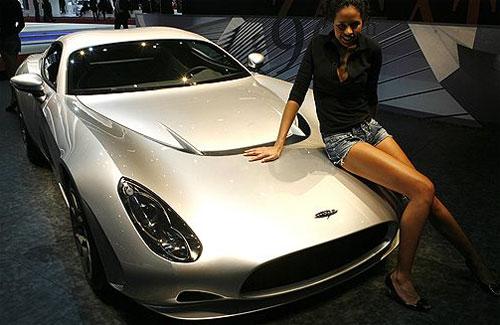Женевский автосалон заполонили  девушки
