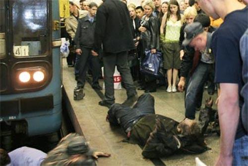 Пьяный чудом выжил под поездом