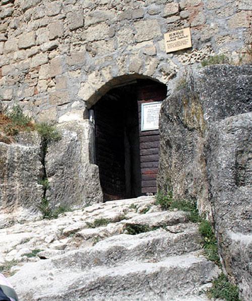 Последние жители «пещерного города» Чуфут-Кале покинули его более века назад