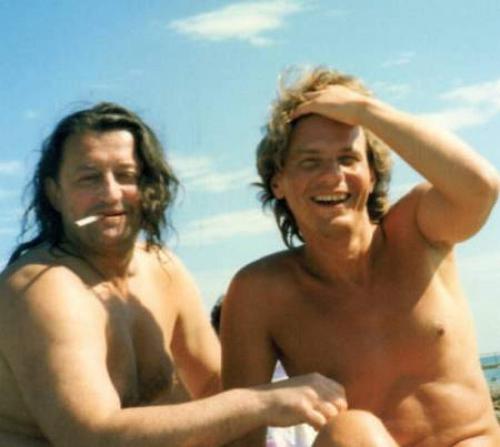 Знаменитые очкарики, которых трудно узнать без очков