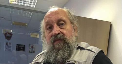 Знаменитые очкарики, которых трудно узнать без очков