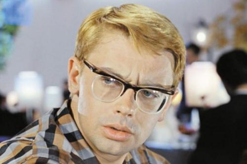 Знаменитые очкарики, которых трудно узнать без очков