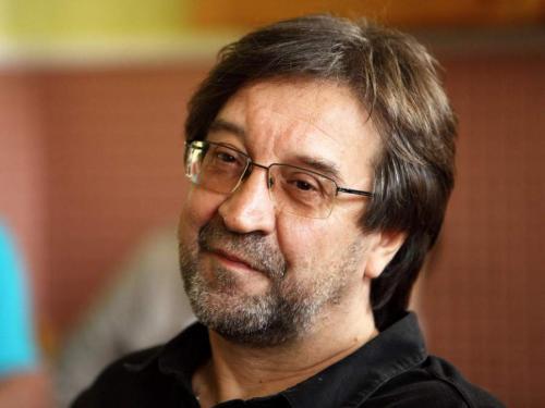 Знаменитые очкарики, которых трудно узнать без очков