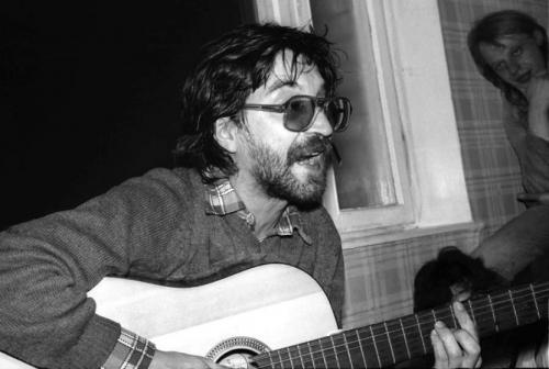 Знаменитые очкарики, которых трудно узнать без очков