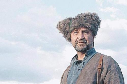 Знаменитые очкарики, которых трудно узнать без очков