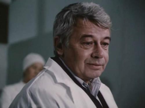 Знаменитые очкарики, которых трудно узнать без очков