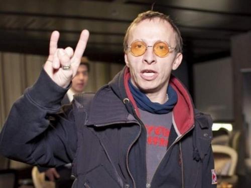 Знаменитые очкарики, которых трудно узнать без очков