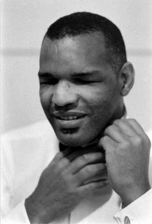 Знаменитые очкарики, которых трудно узнать без очков