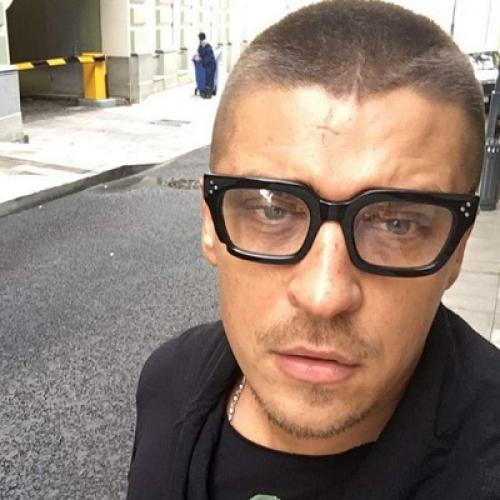 Знаменитые очкарики, которых трудно узнать без очков