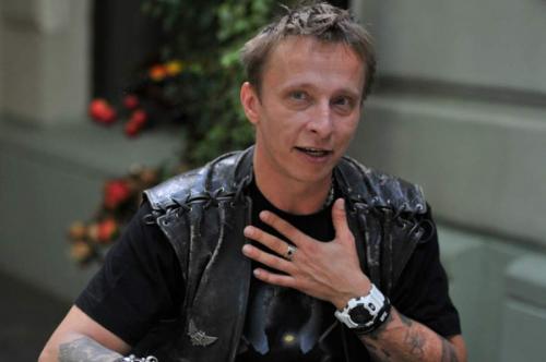 Знаменитые очкарики, которых трудно узнать без очков