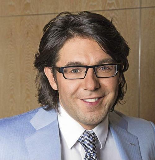 Знаменитые очкарики, которых трудно узнать без очков