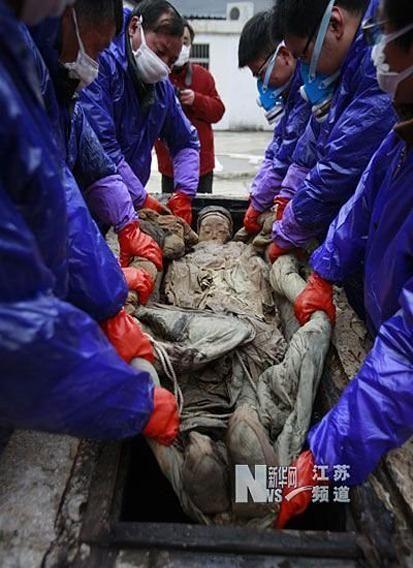 В Китае обнаружили мумию женщины возрастом 715 лет