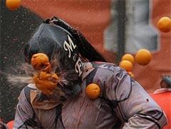 Итальянский город залил апельсиновый сок