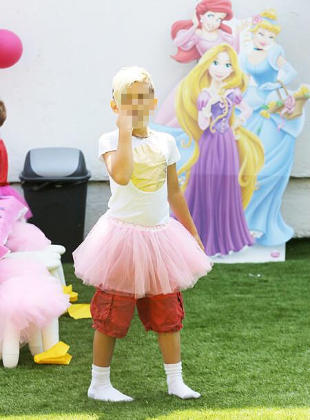 Знаменитости, которые наряжают сыновей в юбки и платья