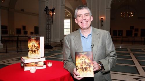 Forbes назвал самых богатых писателей