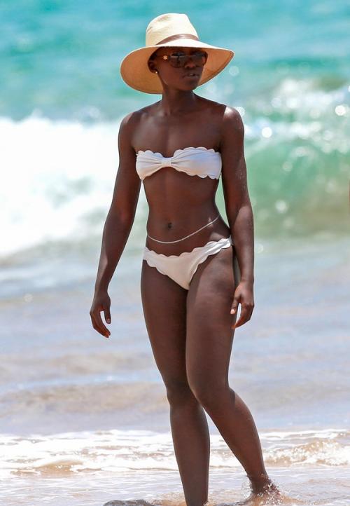 Как знаменитости отметили День бикини