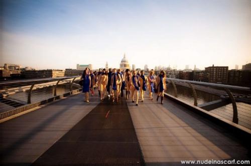 Псевдоголые лондонцы отрекламировали Peugeot