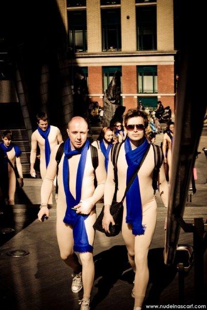 Псевдоголые лондонцы отрекламировали Peugeot