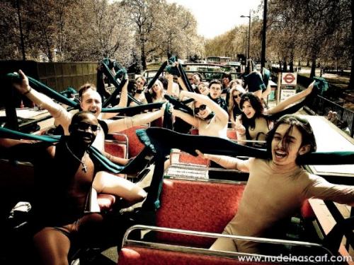 Псевдоголые лондонцы отрекламировали Peugeot