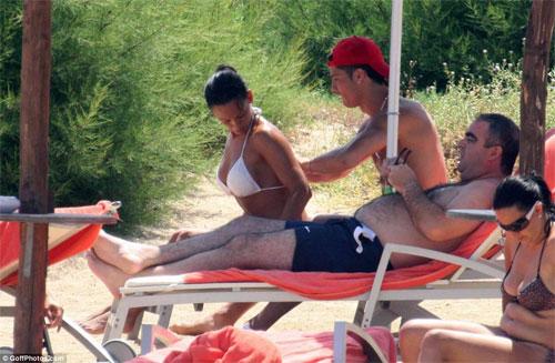 Криштиану Роналду забыл о футболе в объятиях подруги