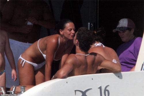 Криштиану Роналду забыл о футболе в объятиях подруги