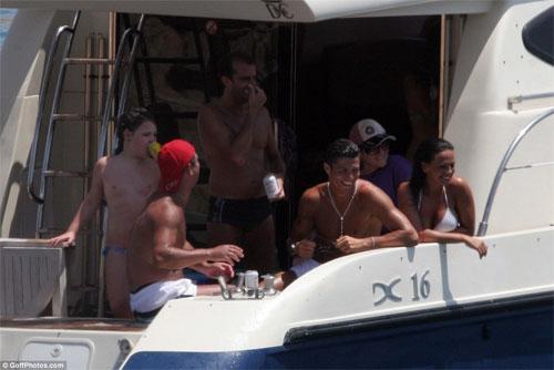 Криштиану Роналду забыл о футболе в объятиях подруги