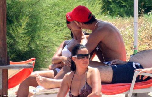 Криштиану Роналду забыл о футболе в объятиях подруги