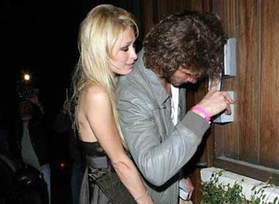 Пэрис Хилтон опозорилась прямо перед фотокамерами