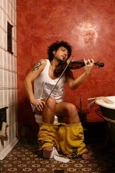 Звезды сели на унитаз, протестуя против кризиса