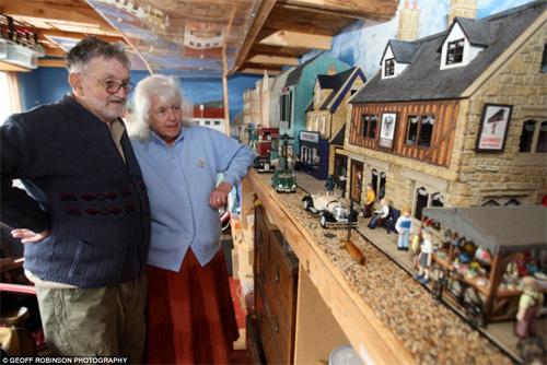 Влюблённые построили минигород, в котором встретились и полюбили