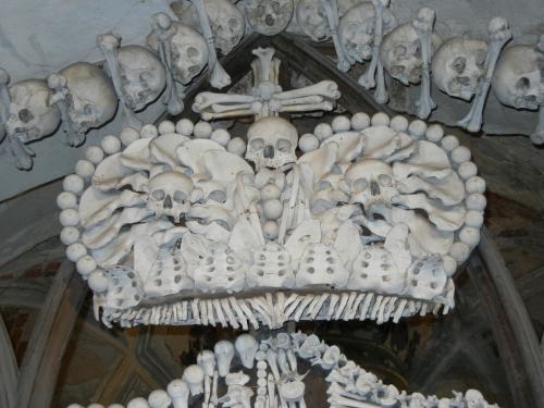 Здания, сделанные из черепов и костей