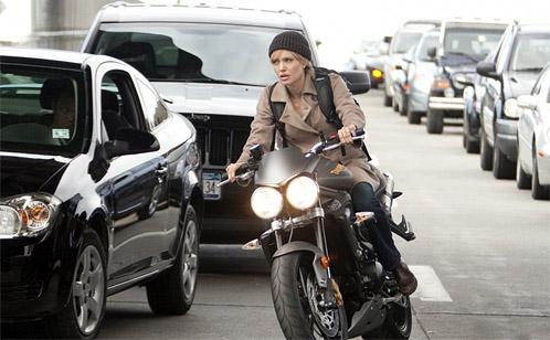 Анджелина Джоли стала мужчиной