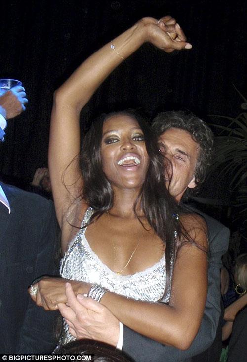 Лысеющая Наоми Кемпбелл зажигала на вечеринке в Каннах