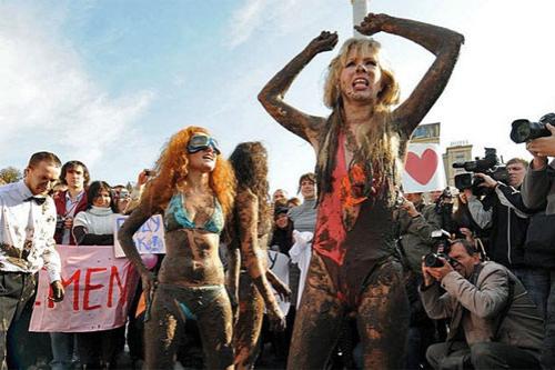 Студентки устроили грязные игры в знак протеста