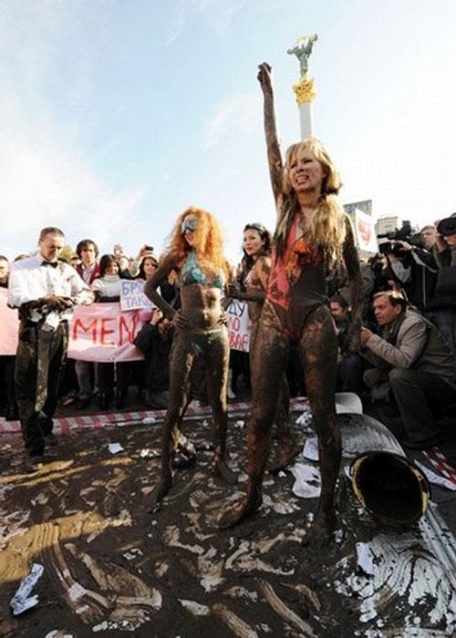 Студентки устроили грязные игры в знак протеста
