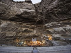"Мусорный город": пещерный храм в Каире