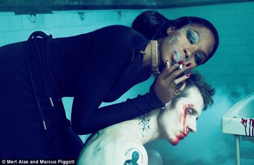 Супермодель Наоми Кемпбелл позировала с трупом