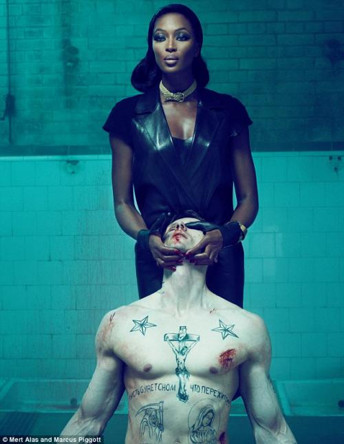 Супермодель Наоми Кемпбелл позировала с трупом