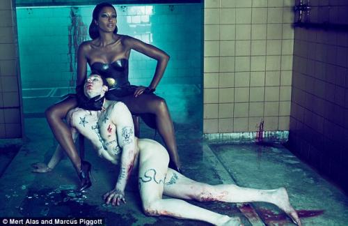 Супермодель Наоми Кемпбелл позировала с трупом