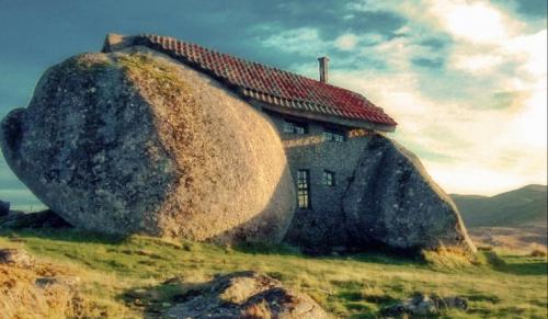 Самый каменный дом выстроили в Португалии