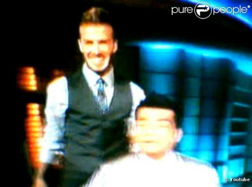 Дэвид Бекхэм оказывает услуги парикмахера