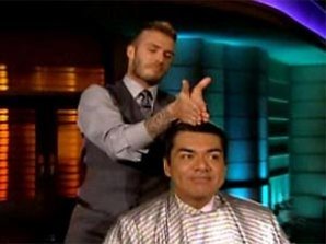 Дэвид Бекхэм оказывает услуги парикмахера