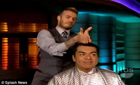 Дэвид Бекхэм оказывает услуги парикмахера