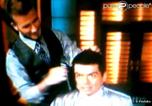 Дэвид Бекхэм оказывает услуги парикмахера