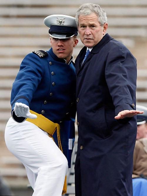 Джордж Буш оторвался на церемонии академии ВВС США